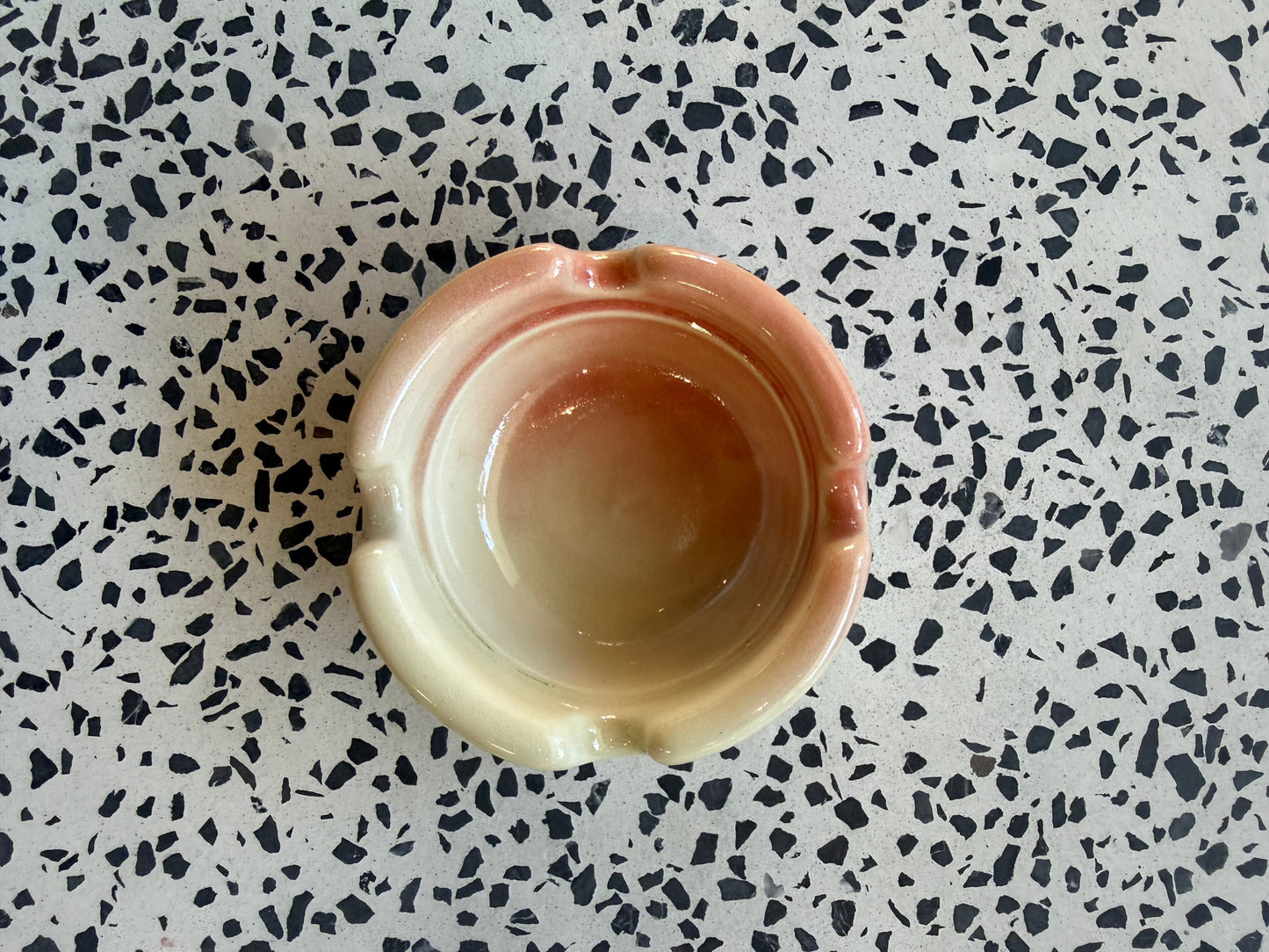 DEEP BLACK Retro Ceramic Ashtray in color Rose Quartz