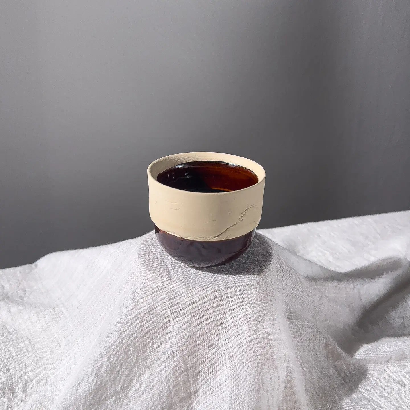 DEEP BLACK Cappuccino Cup in color Sangre